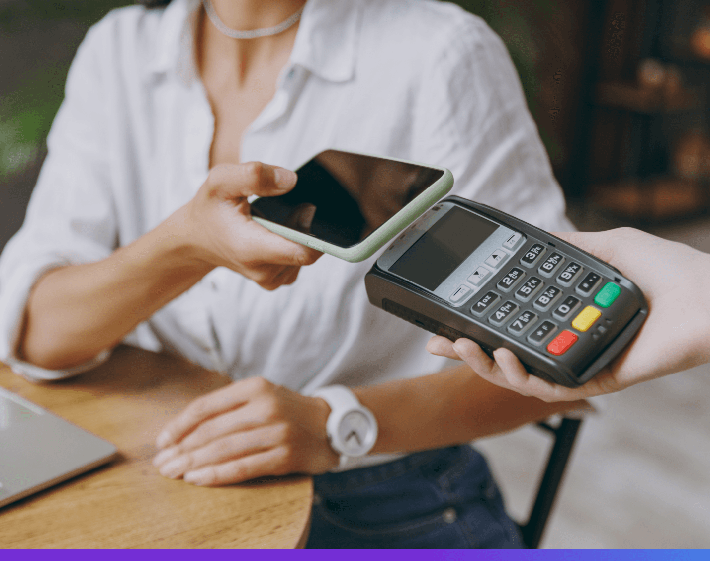 ¿Cuánto cobra un procesador de pago y a dónde va ese dinero?