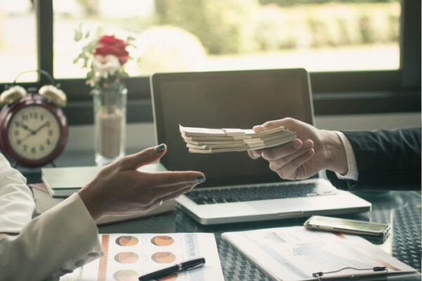 ¿Cómo funcionan los pagos anticipados en préstamos?