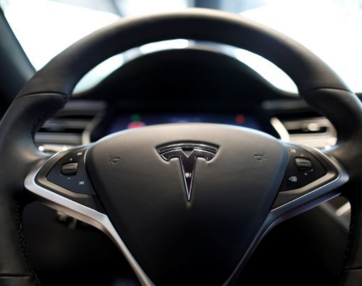 Tras accidentes, finanzas de Tesla caen dramáticamente