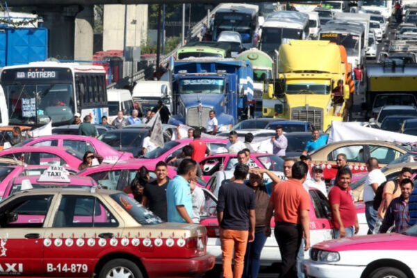 Taxistas paralizan la CDMX: van contra Uber y Didi