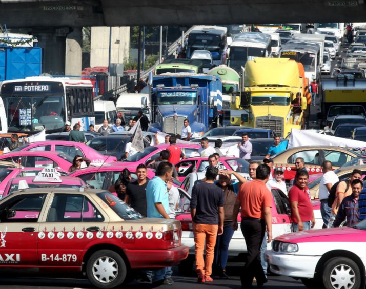 Taxistas paralizan la CDMX: van contra Uber y Didi