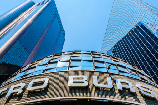 BMV cae por posible pérdida de calificación crediticia de México