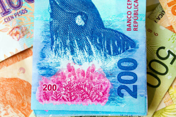 Derrota de Macri en elecciones hunde al peso argentino