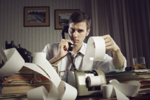 Empresario joven con tickets de ventas durante la Cuesta de enero