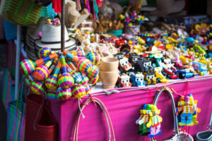 Mesa con juguetes mexicanos variados