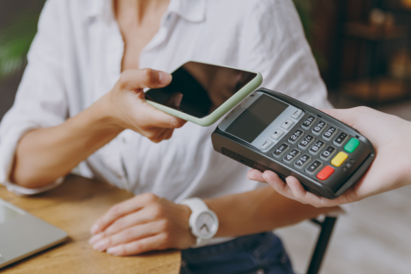 ¿Cuánto cobra un procesador de pago y a dónde va ese dinero?