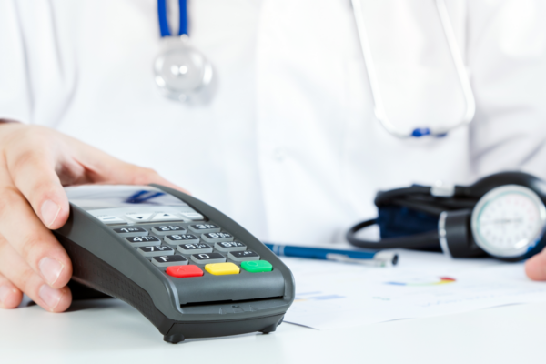 Cómo aceptar tarjeta en tu consultorio médico y atraer más pacientes