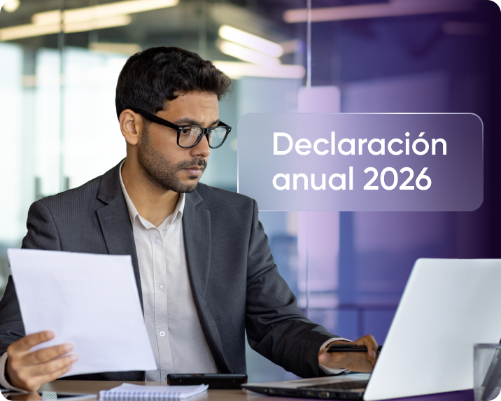 Empresario haciendo su declaración anual